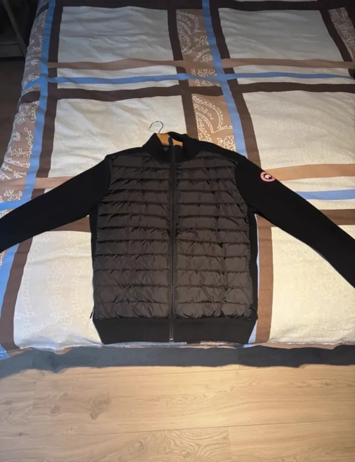 Veste photographiée sur un lit